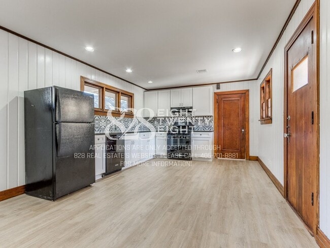 Building Photo - **COMING SOON FOR JUNE 2026 MOVE IN!** 3 BED/2 BATH DUPLEX - CLOSE TO CAMPUS!