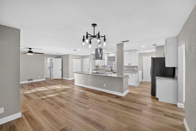 Building Photo - 791 Lindenwood Cir E