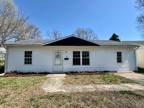 Building Photo - 8 Louise Ln