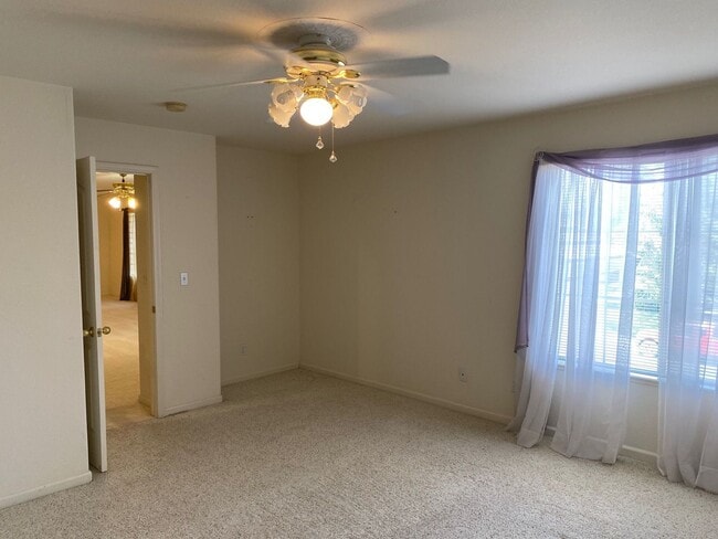 Building Photo - REDUCED~ Huge 4 Bedroom + Den, 3 Bath Southside Home For Rent