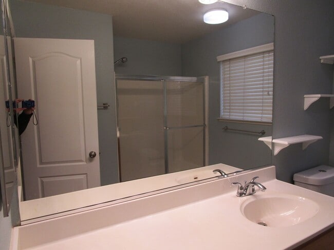 Building Photo - 142 Altamont Ct