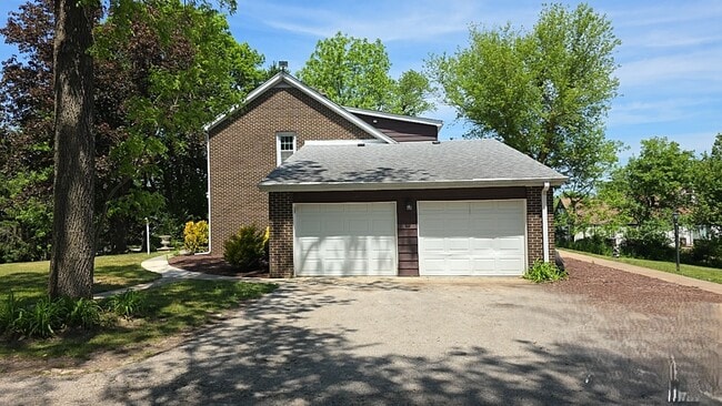 Building Photo - 87 W Surrey Ln