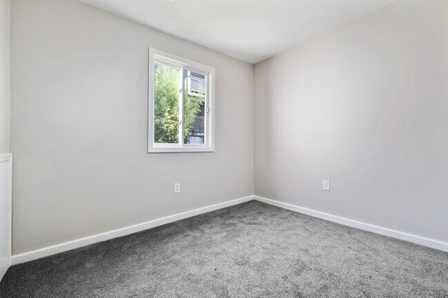 Building Photo - 451 Neff St