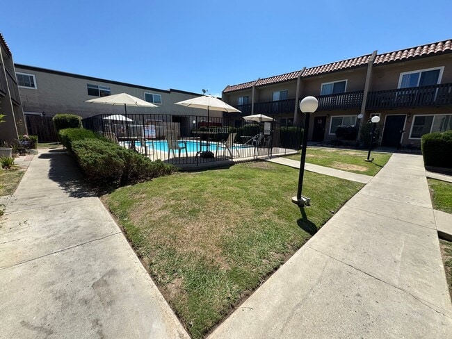 Building Photo - 2 bed - 1.5 bath townhouse