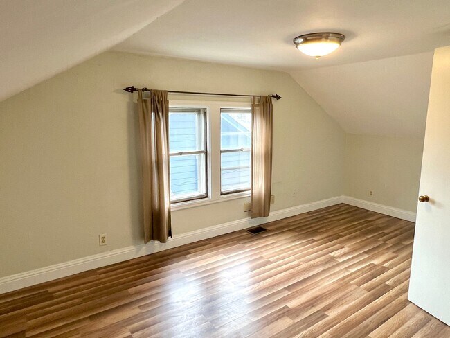 Building Photo - Charming Craftsman In The Heart Of Roseway Neighborhood