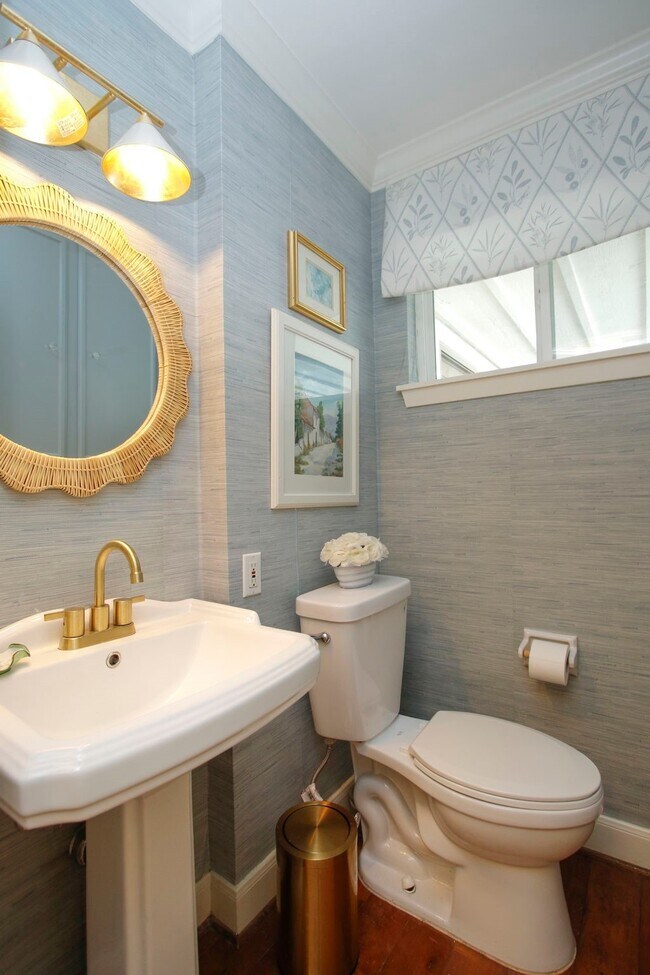 Building Photo - 827 St George Ln