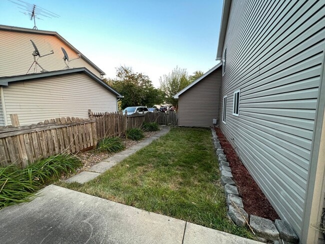 Building Photo - 725 Clearwood Ct