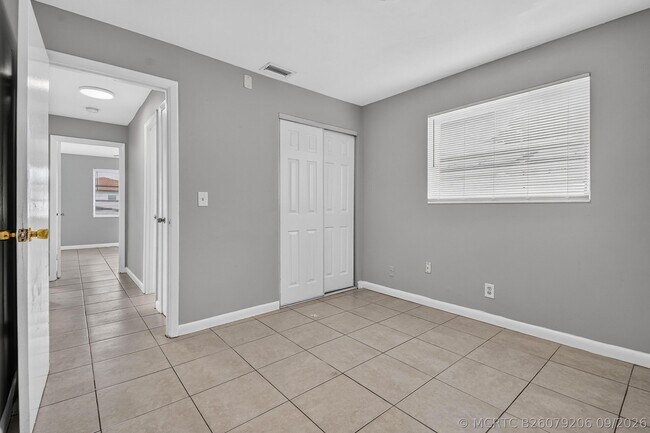 Building Photo - 1037 W 28th St