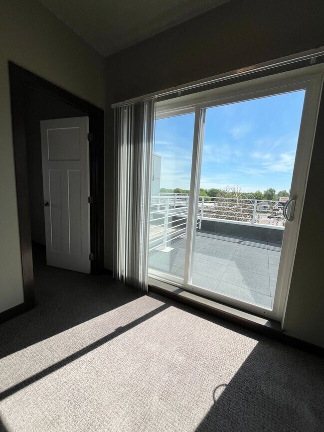 Building Photo - 3 Bed/2.5 Bath Townhome in Downtown Sioux Falls!!
