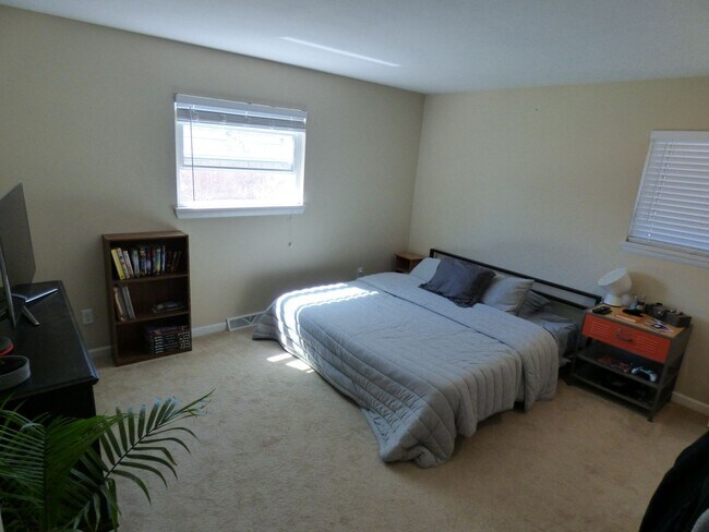 Building Photo - $0 DEPOSIT OPTION. SPACIOUS TRI-LEVEL HOME...