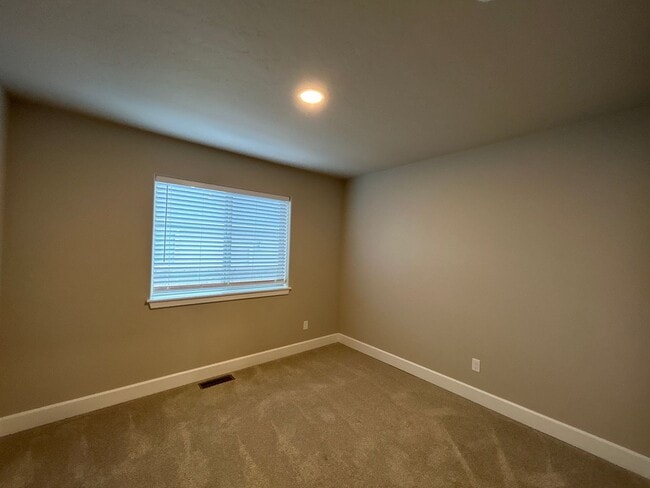 Building Photo - Beautiful 3 Bedroom / 2 Bathroom Home in S...