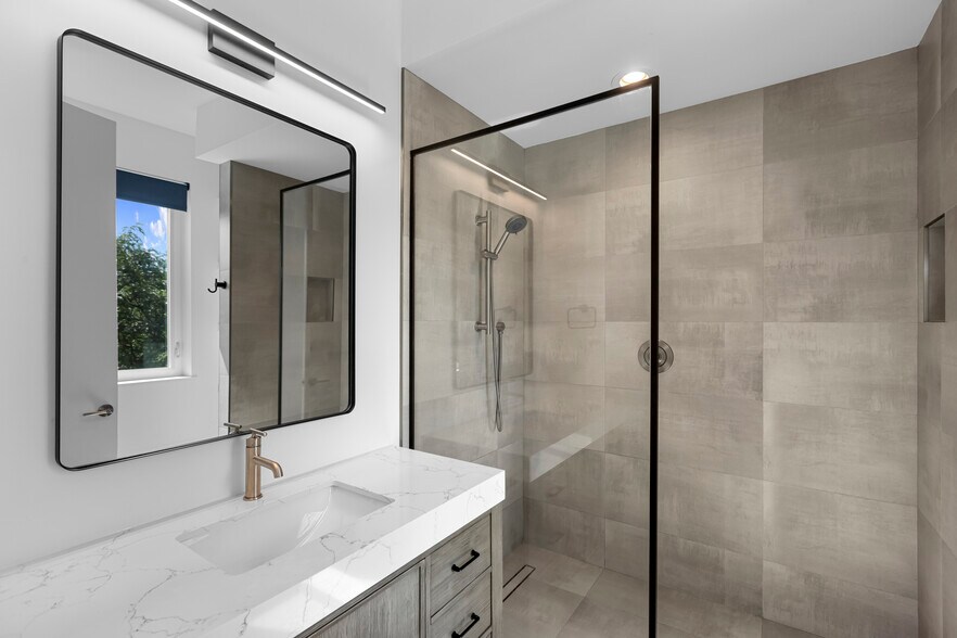 Building Photo - 204 S Leavitt St