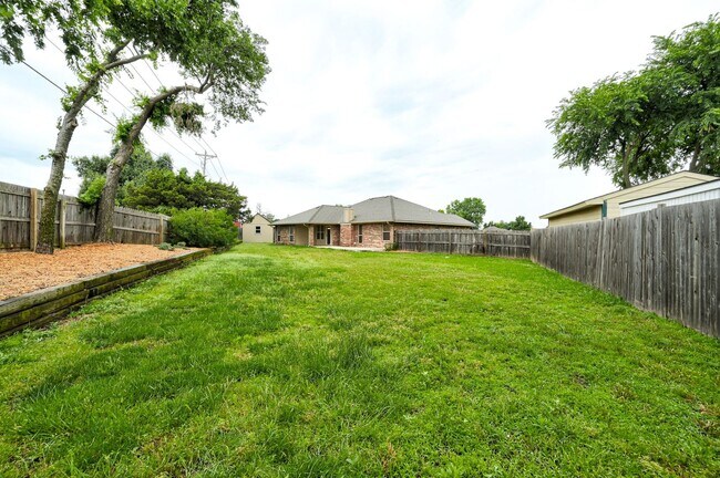 Building Photo - Amazing 4BD/3BTH home with a 3 car garage ...