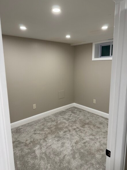 Building Photo - 8361 Circle Dr