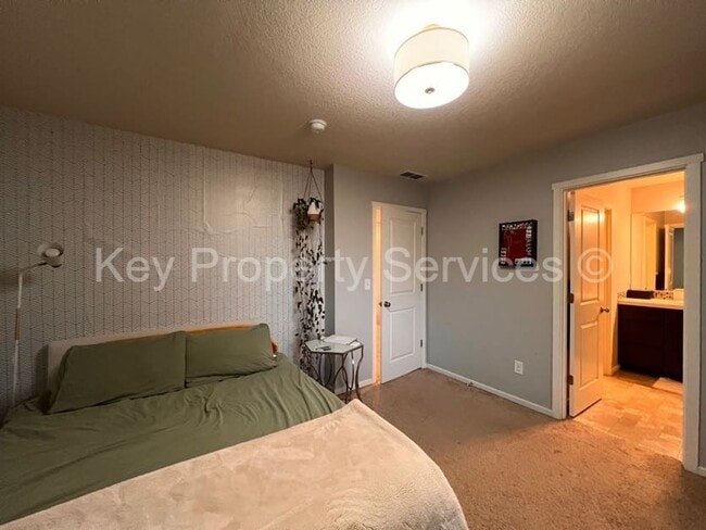 Building Photo - Stunning Hazel Dell Two-Story with High End Appliances