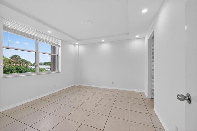 Building Photo - 1050 SE 15th St