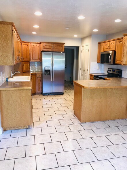 Building Photo - 633 S Teresa St