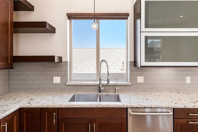Building Photo - Rare 4-Bedroom Find in Redondo Beach