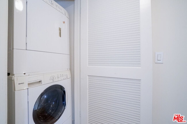 Building Photo - 1534 N Formosa Ave