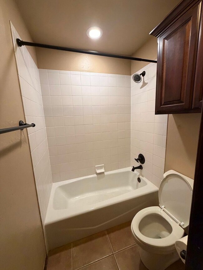 Building Photo - 3 bd/2 ba on Half acre - Edmond Schools