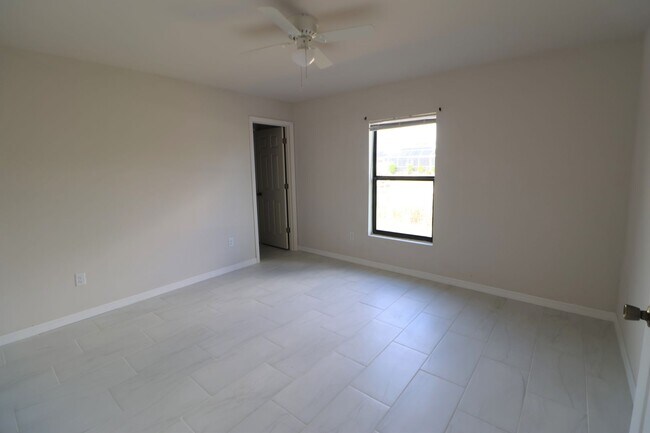 Building Photo - 3/2 Duplex newer waterfront