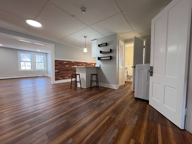 Building Photo - 84 Quinapoxet St