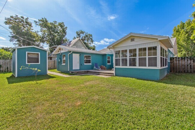Building Photo - Eustis 2/2 w/ attached 1/1 In-law Suite.
