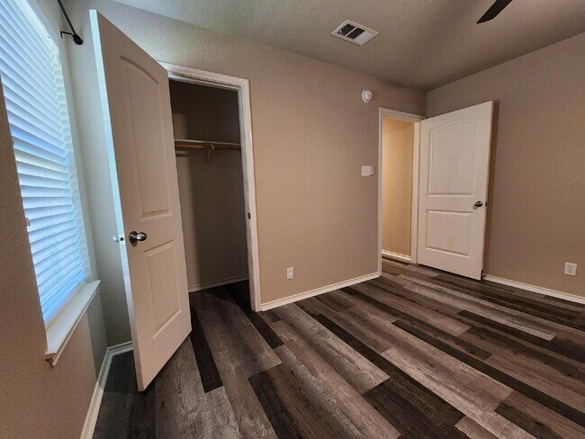 Building Photo - 4633 Stonehaven Dr