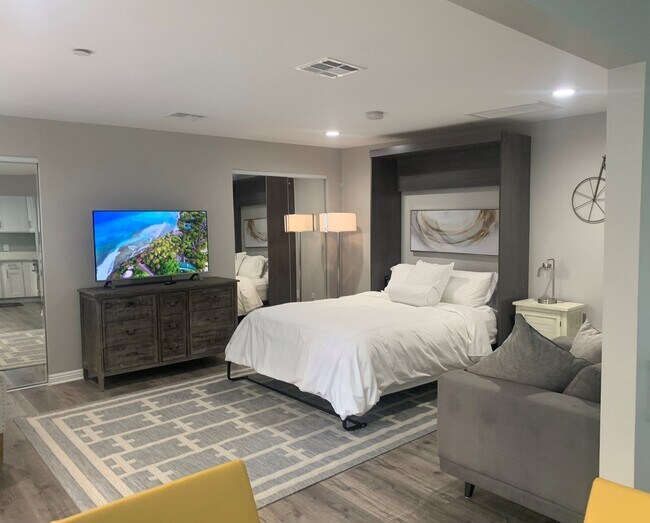 Building Photo - 145 S La Peer Dr