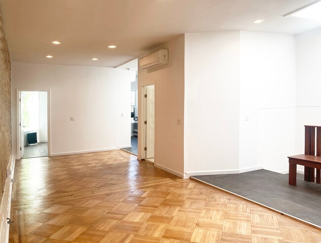 Building Photo - 2119 Regent Pl