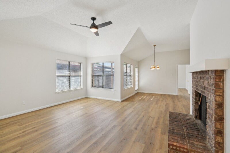 Building Photo - 558 Lee Dr