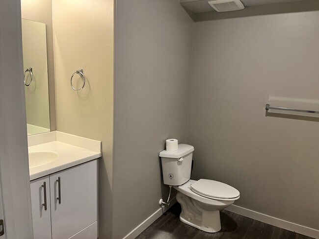 Building Photo - 1700 S Sandhill Rd