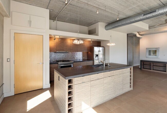 Building Photo - 309 E 5th St