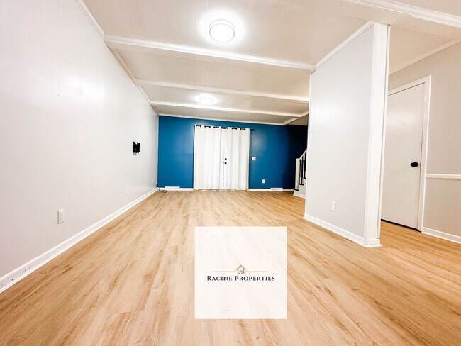 Building Photo - # Spacious Townhouse in Desirable Greenville Location