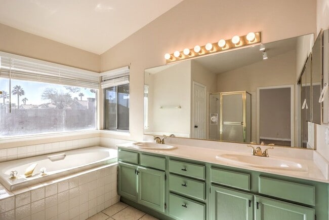 Building Photo - Stunning 4-Bedroom, 2-Bath Single-Family Home in Las Vegas