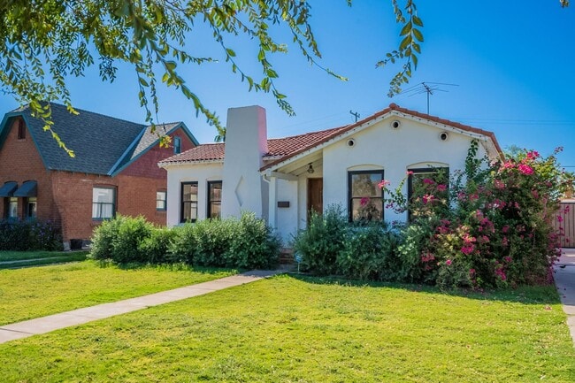 Building Photo - Rare 2 Bed 2 Bath Remolded Home in FQ Hist...