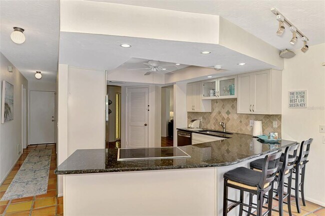 Building Photo - 4946 Commonwealth Dr