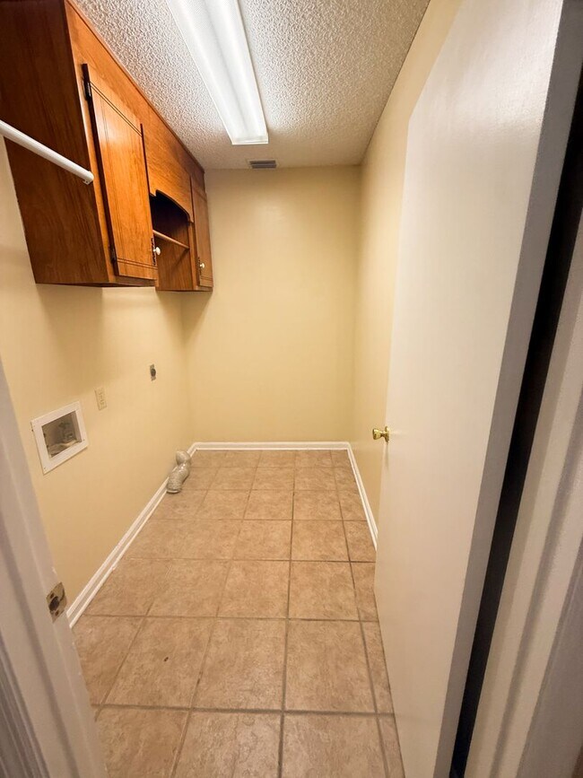 Building Photo - 323 Jennifer Cir
