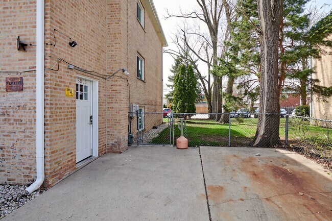 Building Photo - 8805 N Dee Rd