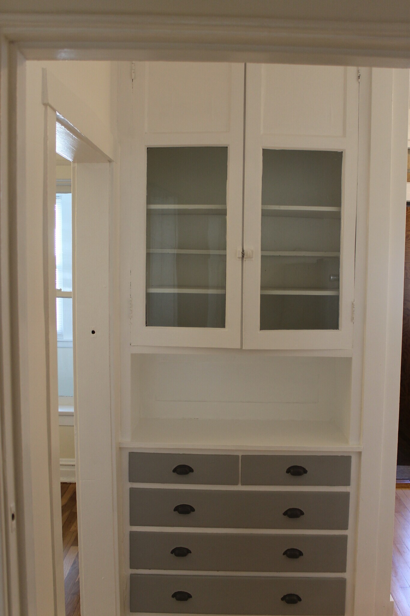 Built in Desk - 4850 N Rockwell St