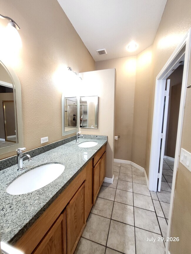 Building Photo - 9436 Summer Rain Dr