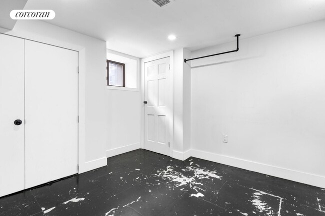 Building Photo - 297 Hinsdale St