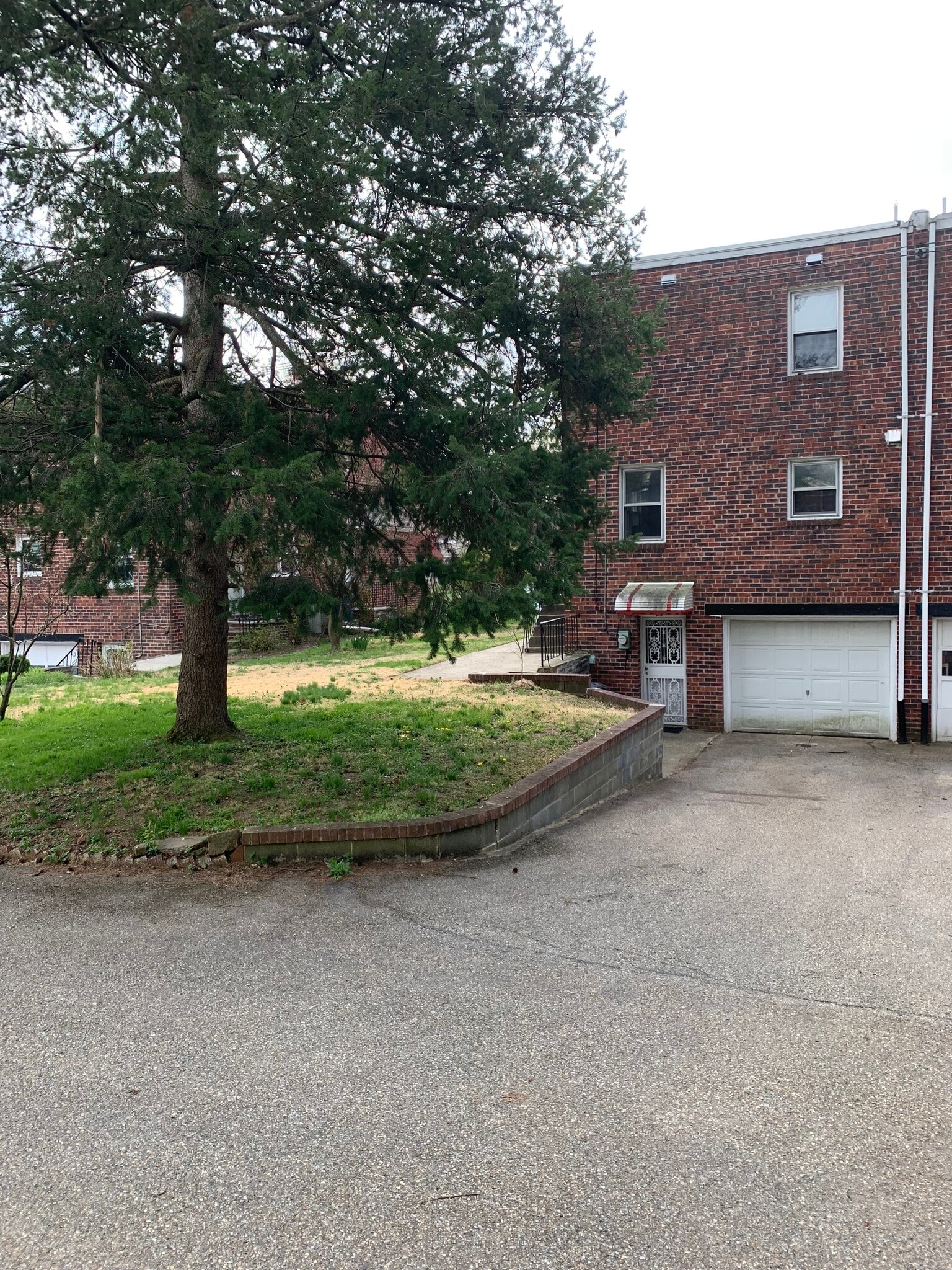 Building Photo - 639 Barnes St