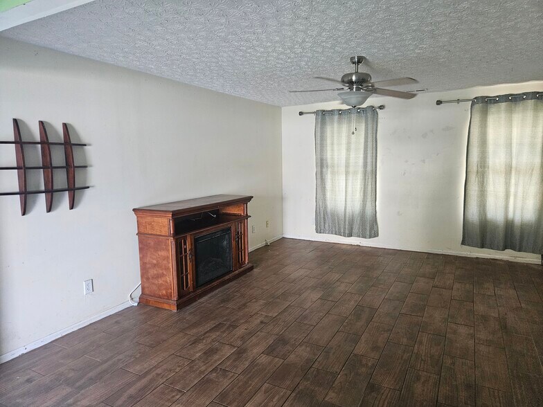 Living room - 1606 Metcalfe Ave