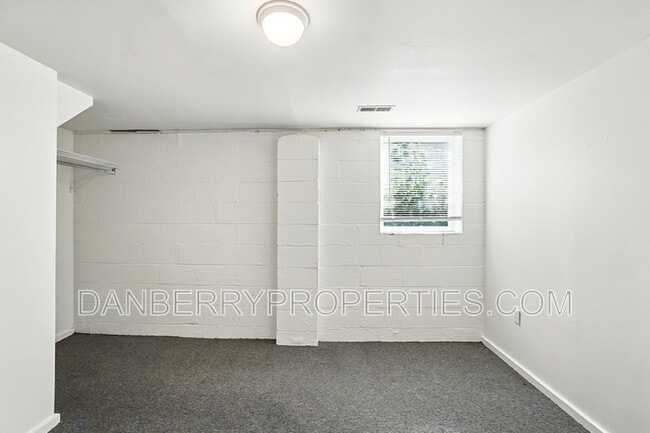 Building Photo - 1126 Searles Rd