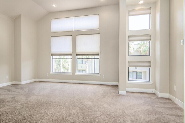 Building Photo - 5227 Lillian St