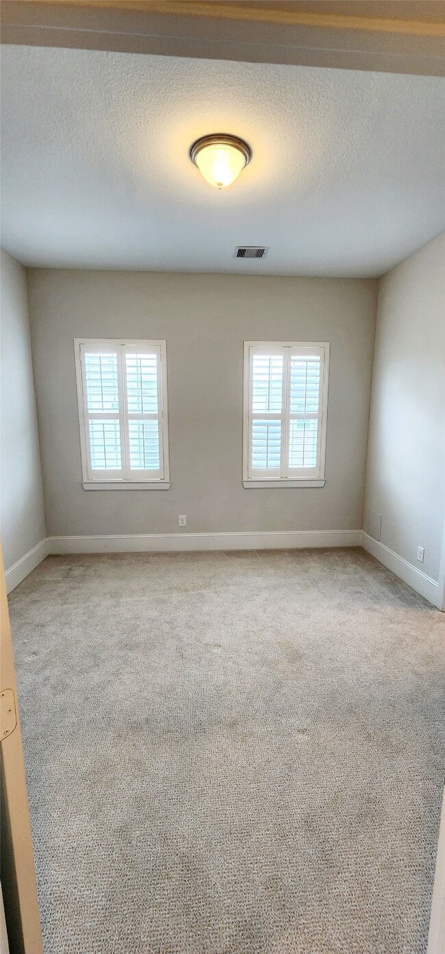 Building Photo - 11 W Rafters Row