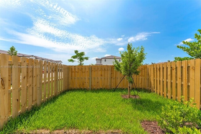 Building Photo - $2400 2803 SE 26 Ave # 2803