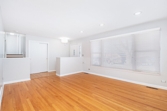 Building Photo - 370 Prairie Ave