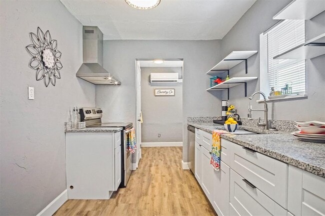 Building Photo - 1704 Cairo Ave